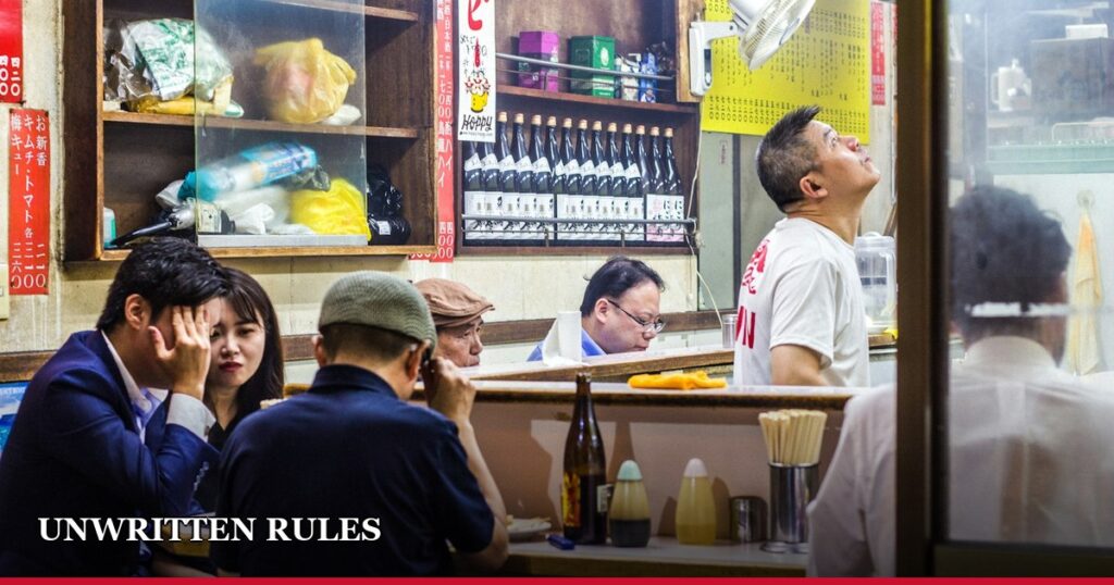Why Japanese People Text “Otsukaresama” After Every Workday